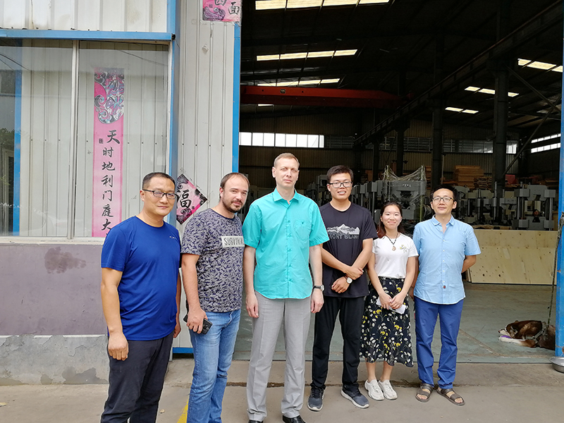 俄羅斯客戶到廠驗(yàn)收機(jī)器，獲得客戶一致好評